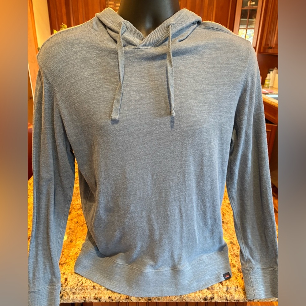 Faherty men’s hoodie. Sharp Slate‎ Blue with draw strings. Small snag on back